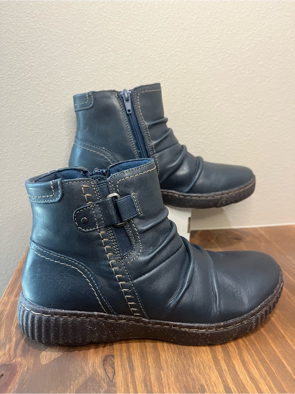 Clarks Collection Caroline Orchid Leather Ruched Ankle Boots Size: 6.5 Navy